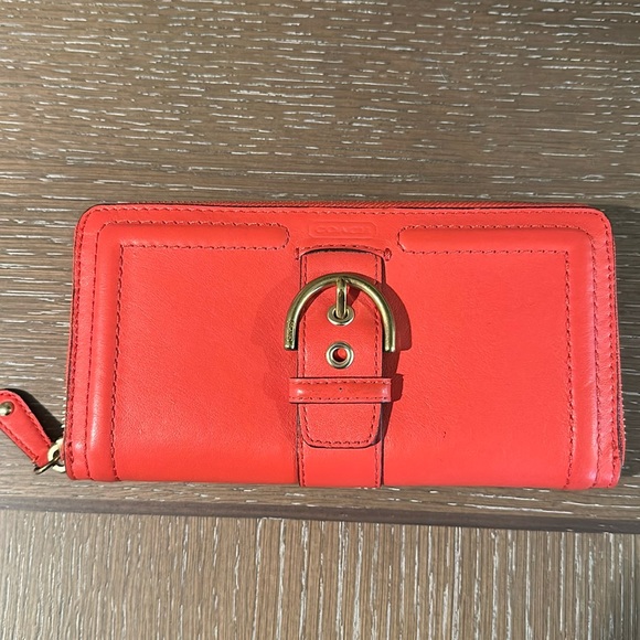 Coach wallet in bright orange with gorgeous buckle - Picture 1 of 5